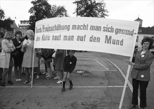 With sometimes original slogans, members and supporters of IG Textil und Bekleidung demonstrated