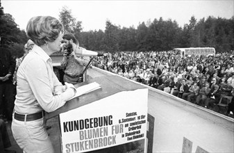 Blumen fuer Stukenbrock die Totenehrung sowjetischen NS-Opfer am 6.9.1975 ist eine Veranstaltung