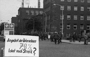 Workers and employees of Chemische Werke Huels (CWH), here in Marl on 30 June 1971, went on a