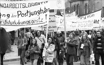 Called by the DGB youth, about 2000 mostly young people demonstrated on 25.10.1975 for