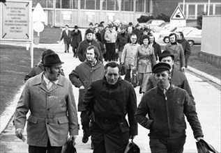 The shift change at the Opel factory gate in Bochum on 29.1.1975, Germany, Europe