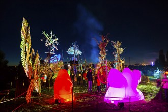 Grand finale of the travelling theatre festival on the Elbe meadows