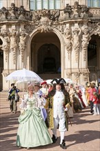 Baroque performers in the Zwinger, the tradition of past festivities and court ceremonies at the