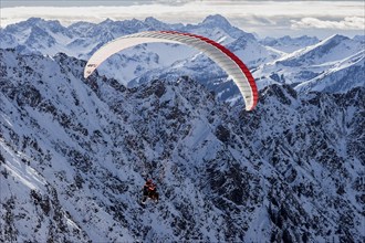 Paragliders on the Nebelhorn, near Oberstdorf, Oberallgäu, Bavaria, Germany, Europe