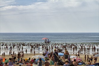 Crowd, walkers, tourists on the beach, Grand Plage, Biarritz, Basque Coast, Aquitaine,