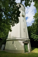 The white Radebeul water tower from 1917, also known as the Franzosenturm, which can be seen from