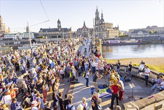 Dresden eats colourfully on Augustusbrücke and Schlossplatz. The motto of this year's banquet is