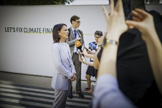 Annalena Baerbock (Buendnis 90 Die Gruenen), Bundesaussenministerin, gibt Vertretern der Presse ein