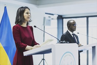 (L-R) Annalena Baerbock (Buendnis 90 Die Gruenen), Bundesaussenministerin, und Vincent Biruta,