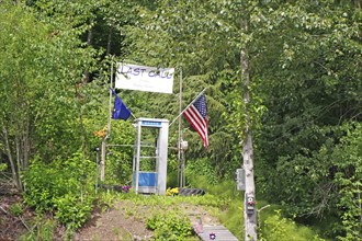 Last Call, humour, phone box in the middle of nowhere, Haines, Alaska, USA, North America