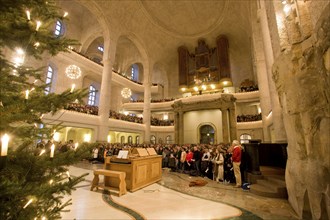 The Christmas season begins on Christmas Eve with the Christmas Vespers of the Dresden Kreuzchor in