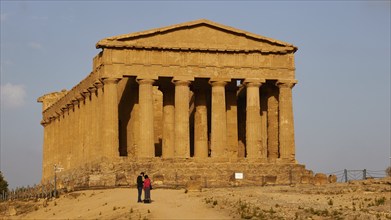 Evening light, Concordia temple, 2 visitors, front, valley of the temples, valle dei templi,