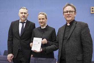 (v.l.n.r.) Dr. Max Markus Mutschler, Vors. der Fachgruppe Ruestungsexporte der GKKE, Praelatin Dr.