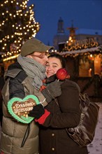 (Copyright © Sylvio Dittrich +49 1772156417) Couple with a gingerbread heart. Striezelmarkt, which