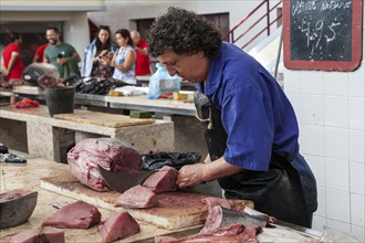 Tuna being cut up, fish hall, fish market, market hall Mercado dos Lavradores, Funchal, Madeira