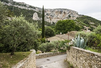 Medieval village in the mountains, Fontaine-de-Vaucluse, Département Vaucluse, Provence,