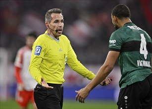 Referee Tobias Stieler in discussion with Josha Vagnoman VfB Stuttgart (04) Allianz Arena, Munich,