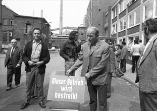 Strike by the Chemical, Paper and Ceramics Workers' Union begins in Cologne on 8.6.1971 with large