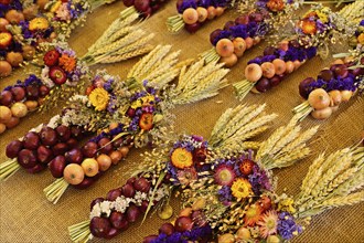 Market stall with onion plaits, traditional harvest jewellery, onion market, Bern, Canton of Bern,