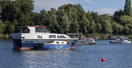 Houseboats and homeless shelters on the water in Rummelsburger Bucht, Berlin-Lichtenberg, Berlin,