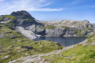 View of lake Fjerddalsvatnet and mountain landscape, hiking trail to Munkebu hut, Moskenesøya,