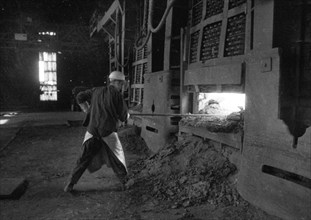 The work of the steelworkers, like here on 31 August 1971 at the Mannesmann-Huettenwerke in