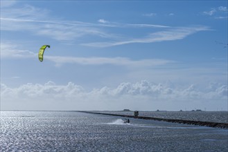 Kitesurfing on the North Sea, Lüttmoorsiel, Reußenköge, on the horizon Hallig Nordstrandischmoor,