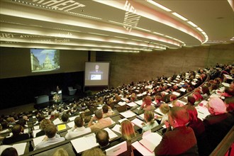 The new lecture hall centre at the Technical University of Dresden (1998) is exceptionally