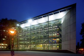 The new lecture hall centre at the Technical University of Dresden (1998) is exceptionally