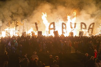 Grand finale of the travelling theatre festival on the Elbe meadows