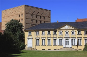 View from the Hofgarten to a part of the New Palace, the Italian Building, left building is a part