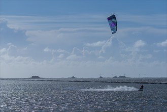 Kitesurfing on the North Sea, Lüttmoorsiel, Reußenköge, on the horizon Hallig Nordstrandischmoor,