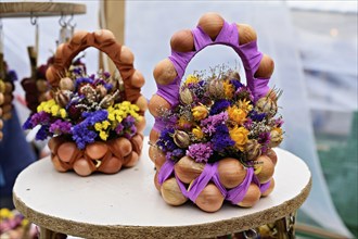 Market stall with onion plaits, traditional harvest jewellery, onion market, Bern, Canton of Bern,