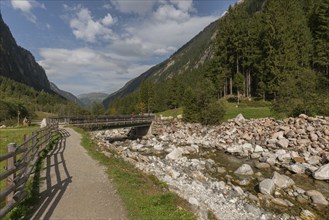 Wooden bridge, hiking trail along the Stillup stream, hiker, Stilluptal, Stillupgrund, Mayrhofen,