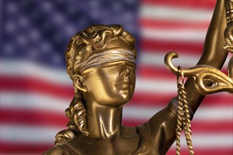 Symbolic image: Justitia in front of a USA flag