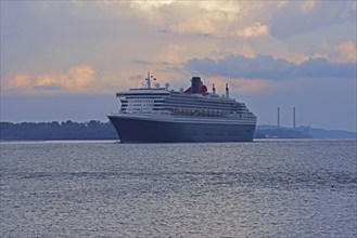 Europe, Germany, Hamburg, Elbe, passenger ship Queen Mary 2 leaves Hamburg, cloudy sky, romantic