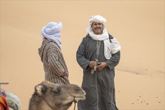 Berber with turban with camels, desert, Erg Chebbi, Sahara, Merzouga, Morocco, Africa