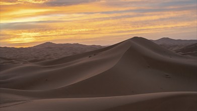 Sunrise in the desert, dunes, Erg Chebbi, Sahara, Merzouga, Morocco, Africa