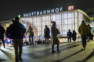 Cologne main station, station forecourt, evening, passers-by on their way, to, from the station,