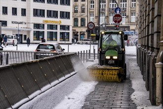 Winter onset, winter service, clearing snow and ice from pavements, sweeper, winter service