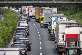 Traffic jam on the A40 motorway, near Mülheim-Winkhausen, in the direction of Duisburg, after an