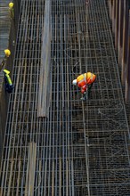 Work on the steel mesh of the foundation of the new Karl Lehr Bridge in the port of