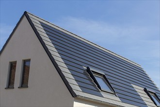 Solar roof: detached house with solar roof tiles as a high-quality and attractive alternative to