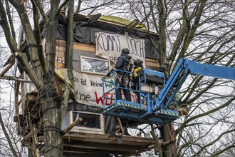 2nd day of the clearing of the hamlet Lützerath, by the police, of tree houses and huts, of climate