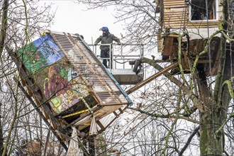 2nd day of the clearing of the hamlet Lützerath, by the police, of tree houses and huts, of climate