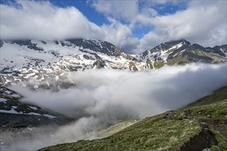 Mountain panorama with high fog in the valley, summit Hochfeiler and Hochsteller with clouds,