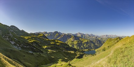 Mountain panorama from Zeigersattel to Seealpsee, on the left Höfats 2259m, Allgäu Alps, Allgäu,