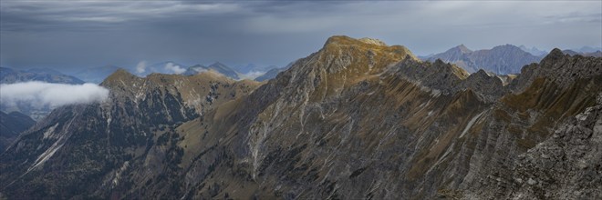 Mountain panorama from the Nebelhorn, 2224m, to the Rotspitze, 2034m, Kleiner Daumen, 2197m, Großer