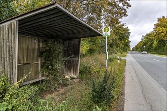 Bus stop in the countryside, on the L828, on Eggestraße, neglected bus shelter, line to