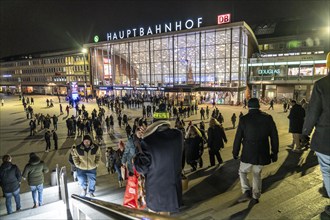 Cologne main station, station forecourt, evening, passers-by on their way, to, from the station,